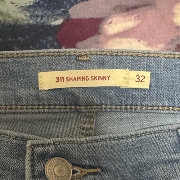 Levi's Women's 311 mid rise shaping skinny Jeans - Picture 2 of 6